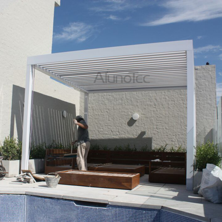 Aluminium-Pergola-Abdeckungen für den Außenbereich, die mit Seitenjalousien am Haus befestigt sind