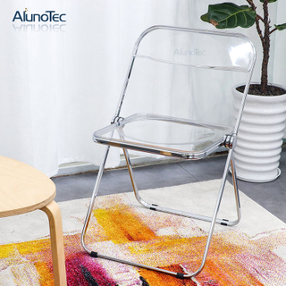 Moderne Möbel, transparente Kunststoff-Klappstühle für den Außenbereich